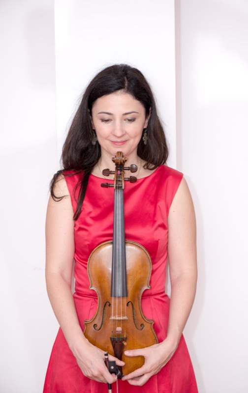 Raluca Dumitrache with violin